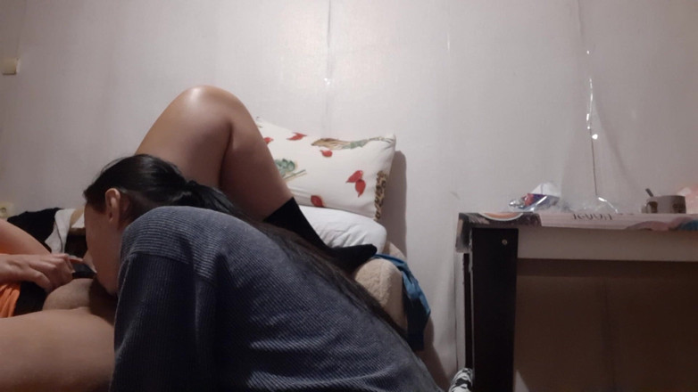 Lesbian-illusion: 모든 사람이 자고 있을 때, 우리는 아무도 우리가 레즈라는 것을 알지 않도록 섹스합니다.