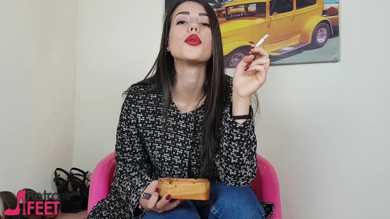 Smokin Fetish: Italian beauty loves smoking cigars
