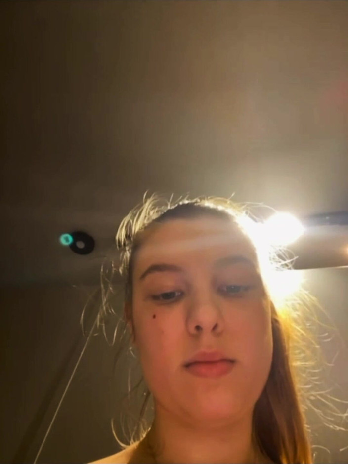 JuiceLussie: Veřejné anální stříkání