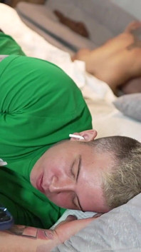 Jag bjuder in en vän och han fyller min fitta med sperma framför min cuckold make - Sara Blonde
