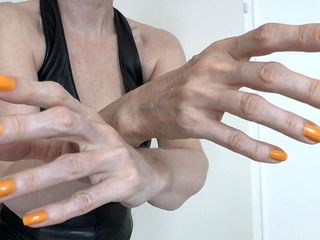 Lady Victoria Valente: Fetish tangan pakai leather hitam dengan kuku yang dicat warna...