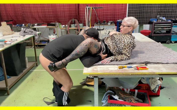 Cat-Coxx: Notgeile Chefin Fickt Lehrling Auf Der Arbeit!
