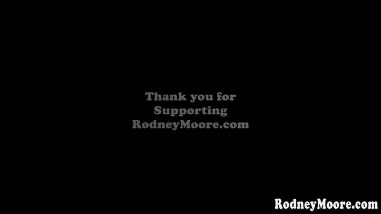 Rodney Moore: Siri enormi tette vengono schizzati con sborra dopo aver succhiato...