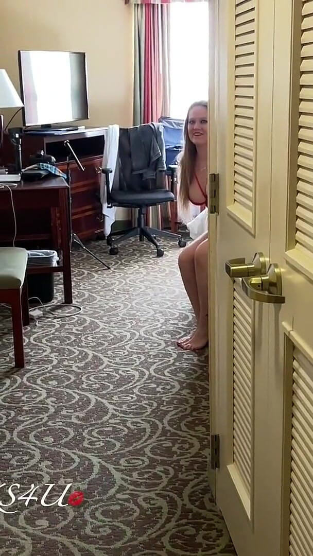 Victoria Peaks: Hotwife memberikan blowjob dan dibiarkan miang