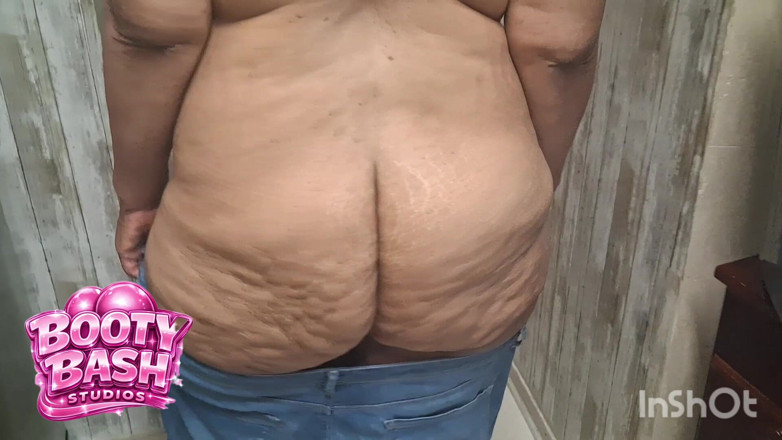 Sexpartyatl: Big Booty BBW Anal Queen Shows off Her Titties