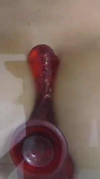 Buď přede mnou kouření robertku a honění prsou