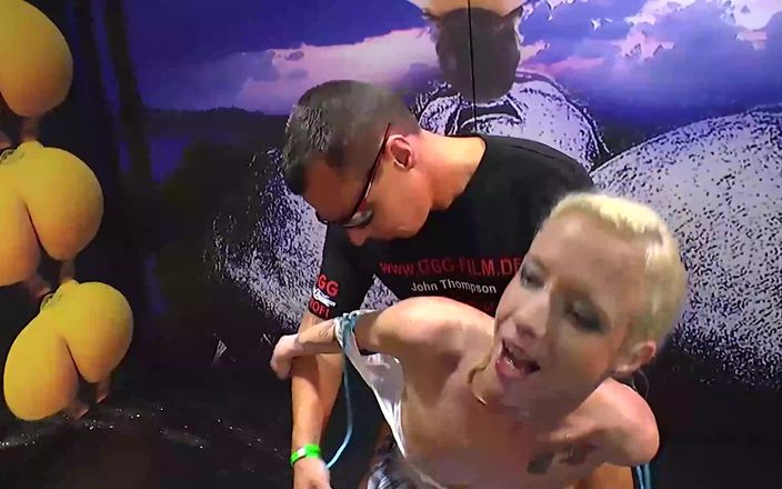 German Hardcore Gangbang: Gggドイツ輪姦 - 群衆に従順