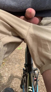 Joven mostrando públicamente la polla en la bicicleta a extraños