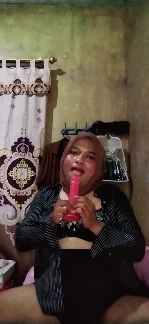 Ivvy Crossdresser: 盖头人妖在上班前很饥渴