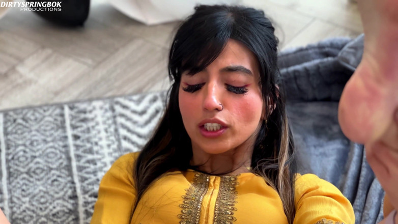Aaliyah Yasin: Aaliyah yasin si arrapa mentre aspetta i suoi ospiti