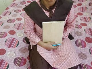 Sakshi Pussy: 18 år student knullar i uniform med lärare och suger kuk...