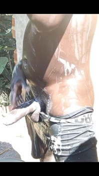 Ragazza Nera Fa La Doccia Mentre Si Masturba Nei Bagni Dei Vicini
