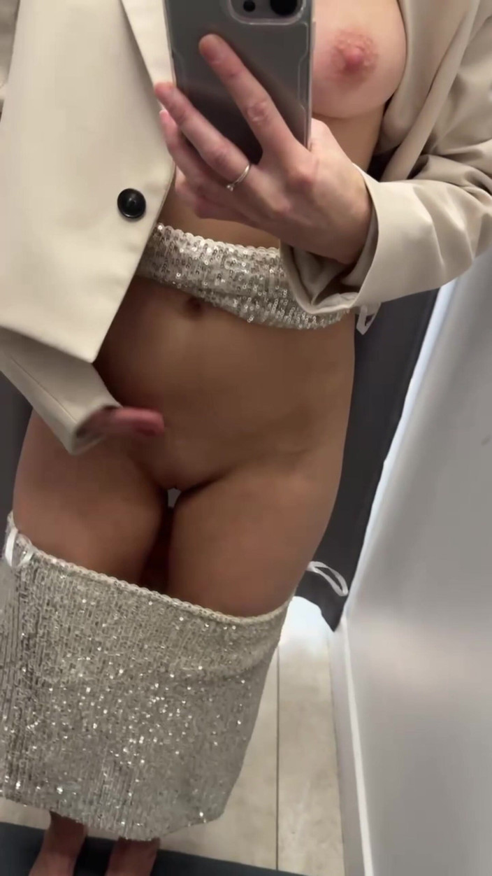 Sonya Pretty: 試着室の裸の女の子