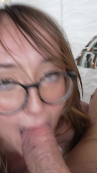 Geek nerd potkává dva pornoherce v bazénu a ti ho dvojitě proniknou
