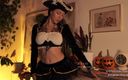 Effy Loweell studio: Effy, одягнена як пірат, записує сексуальний контент, потрапляє в позу раком без стрінгів, показуючи вам рай