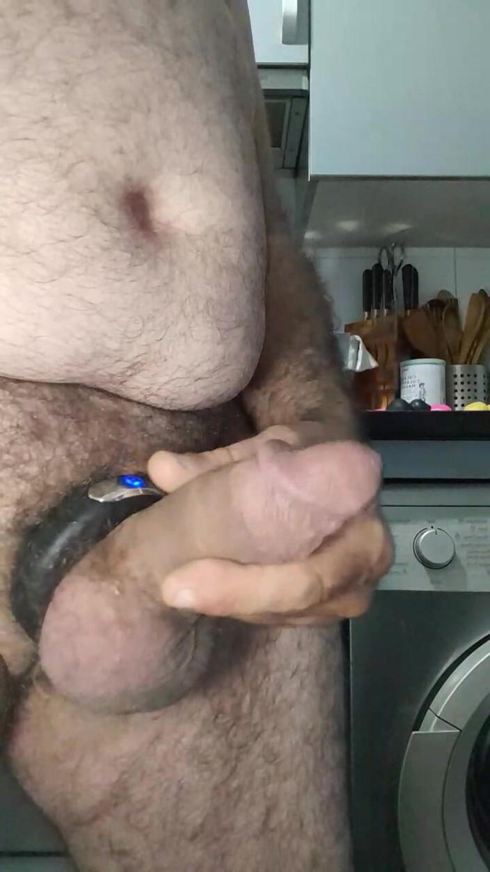 Xauencaliente: Cazzo grosso con anello sessuale e grande tappo anale dentro...