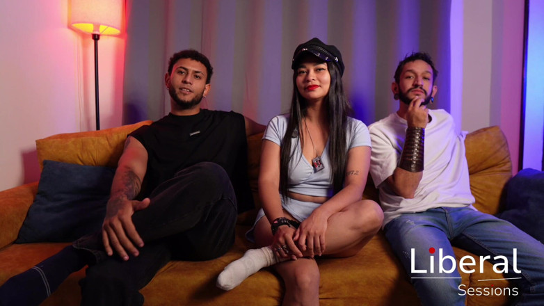 Liberal sessions: امرأة عزباء حديثة تصور أول فيديو إباحي لها مع 2 غريب