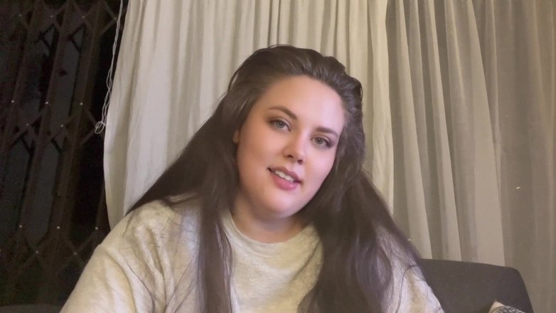 Aliceqii: Une BBW se masturbe jusqu’à l’orgasme tremblant pendant les vacances