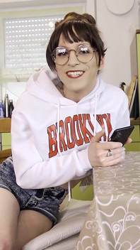 Travesti kızın bekaret serbest bırakma düellosu! Bir dakikada boşalmak zorundasın!! Almanca