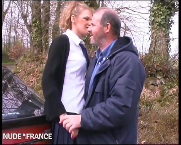 La France a Poil: Vysoká blonďatá studentka je sodomizována velkým ptákem
