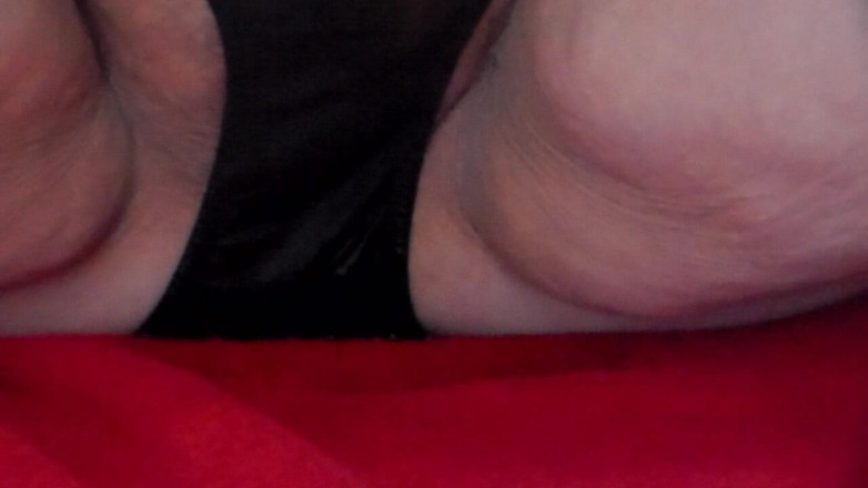 Sex hub couple: 그녀의 팬티에 오줌 싸는 Jen