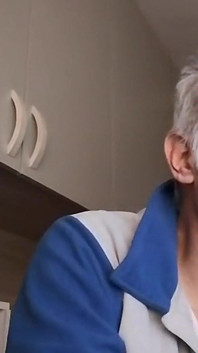 Een lang cumshot tijdens een Skype-videogesprek met een knappe man met een grote pik