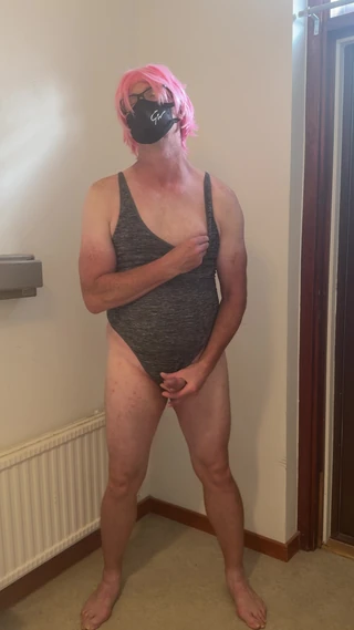 Dziwka w różowych włosach masturbuje się i orgazm i zwilża się