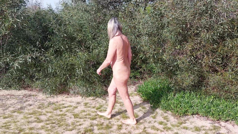 martinawest: Babcia Jest Nudystką!