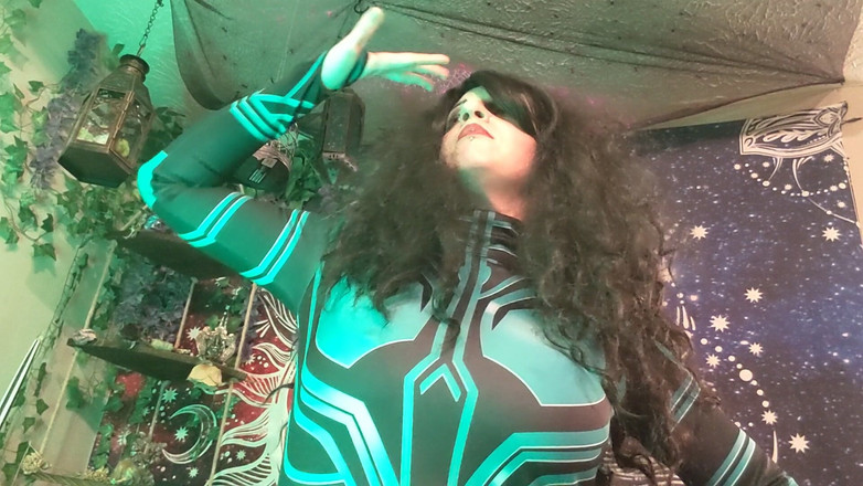 Geeky Femdom: Hela Memusnahkan Kapten Amerika