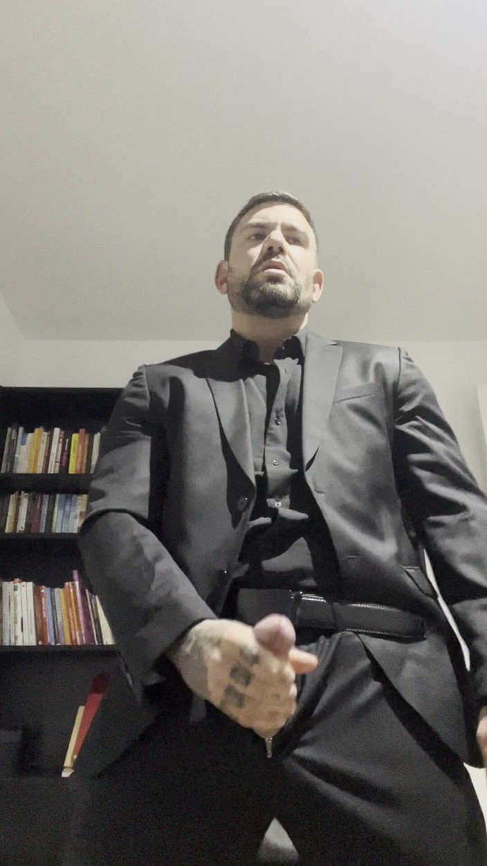 Juan Lucho Gay: Tipul chipeș se masturbează în costum