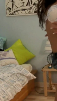 Brunette draagt een slipje en speelt met haar dildo