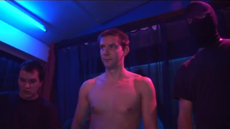 Xfucks: Rijpe babe gegangbanged door geile hengsten in een wilde cluborgie
