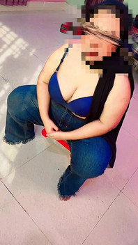穆斯林阿拉伯可爱胖美女热辣女大学生刚刚脱下她的大学礼服和赤裸上身的泡泡女恋物癖与巨大的胸部玩耍