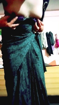 Hintli eşcinsel travesti gaurisissy balck sari xxx sekste büyük göğüslerine bastırıyor