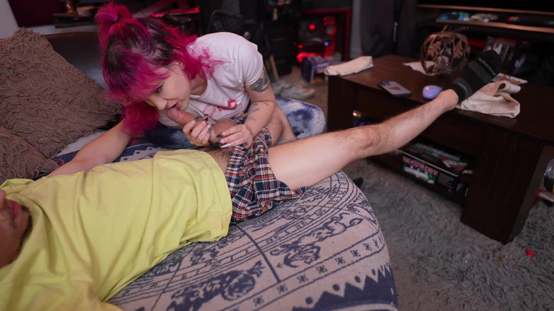 lilredvelvettt: Criada por tu hermanastro