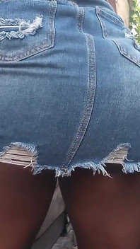 Verzweifelt nach einem gras im kurzen rock, pissen im freien