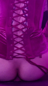 Alternativní děvka kouří a šuká v gloryhole