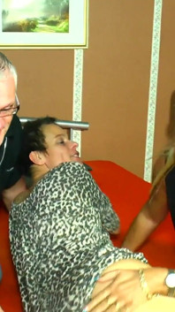 MILF Anita lehrt ihre freundin, wie man zu dritt fickt - 4