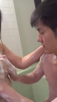 Memória do banho. a provocação brincalhona de um meio-irmão se transforma em algo inesquecível. - Episódio 3