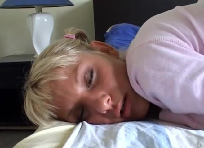 Hard raw sex: Roztomilá blondýnka si pomalu prstí naolejovaný zadek