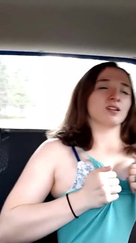 Il mio viaggio in taxi esibisco le mie tette e mi tocco