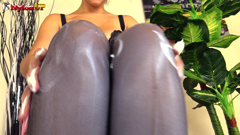 Foot Fetish HD: Sexy morena tessa brinca com seus pés e um creme