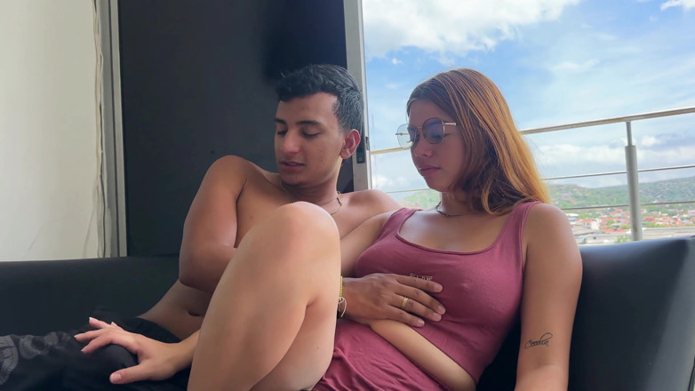 LILY_PUP: Ik ben alleen thuis met de vriendin van mijn beste...