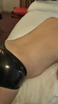 Bilik hotel adalah omong kosong tetapi tambatan dengan dildo 14 inci hebat!