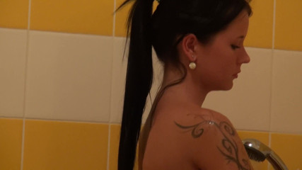 All Those Girlfriends: La ragazza super sexy Mia Manarote si sta facendo la...