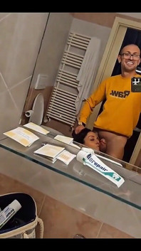 Je sors de la douche parce qu’une énorme bite m’attend.