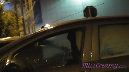 Miss Creamy: 在停车场的守望者面前与陌生人分享我的荡妇妻子 - misscreamy