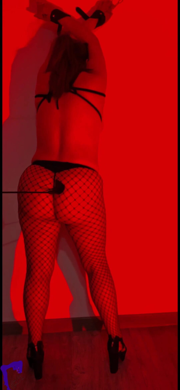 AlinaVelvet: Sclavă matură sexy legată folosită tare: biciuită, ceară fierbinte pe țâțe și...