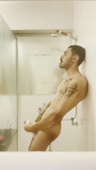 Jacking off, aż spuszczę się pod prysznicem
