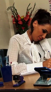 La profesora Jasmine Black usa un cinturón para follar el apretado coño de Cindy Behr en su escritorio